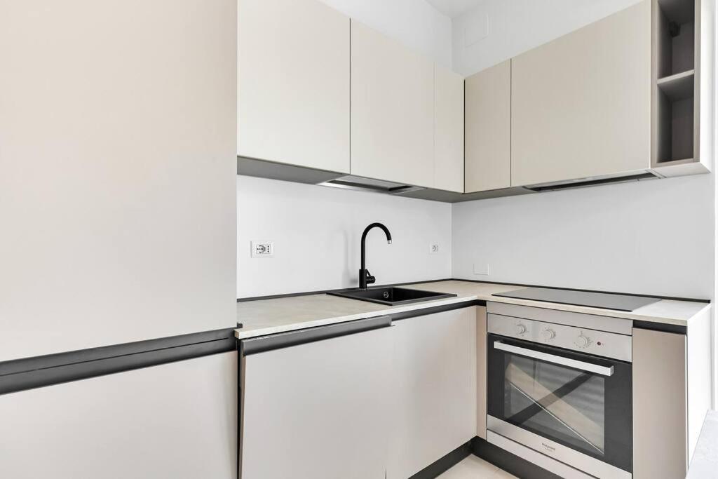 Alessia'S Flat - Caroli Apartment Милано Екстериор снимка